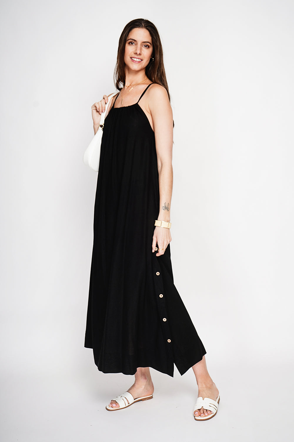 Robe longue à bretelles boutonnée sur les côtés – Noir – Le Jardin du Lin