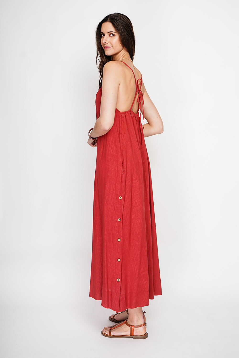 Robe longue à bretelles boutonnée sur les côtés – Rouge – Le Jardin du Lin