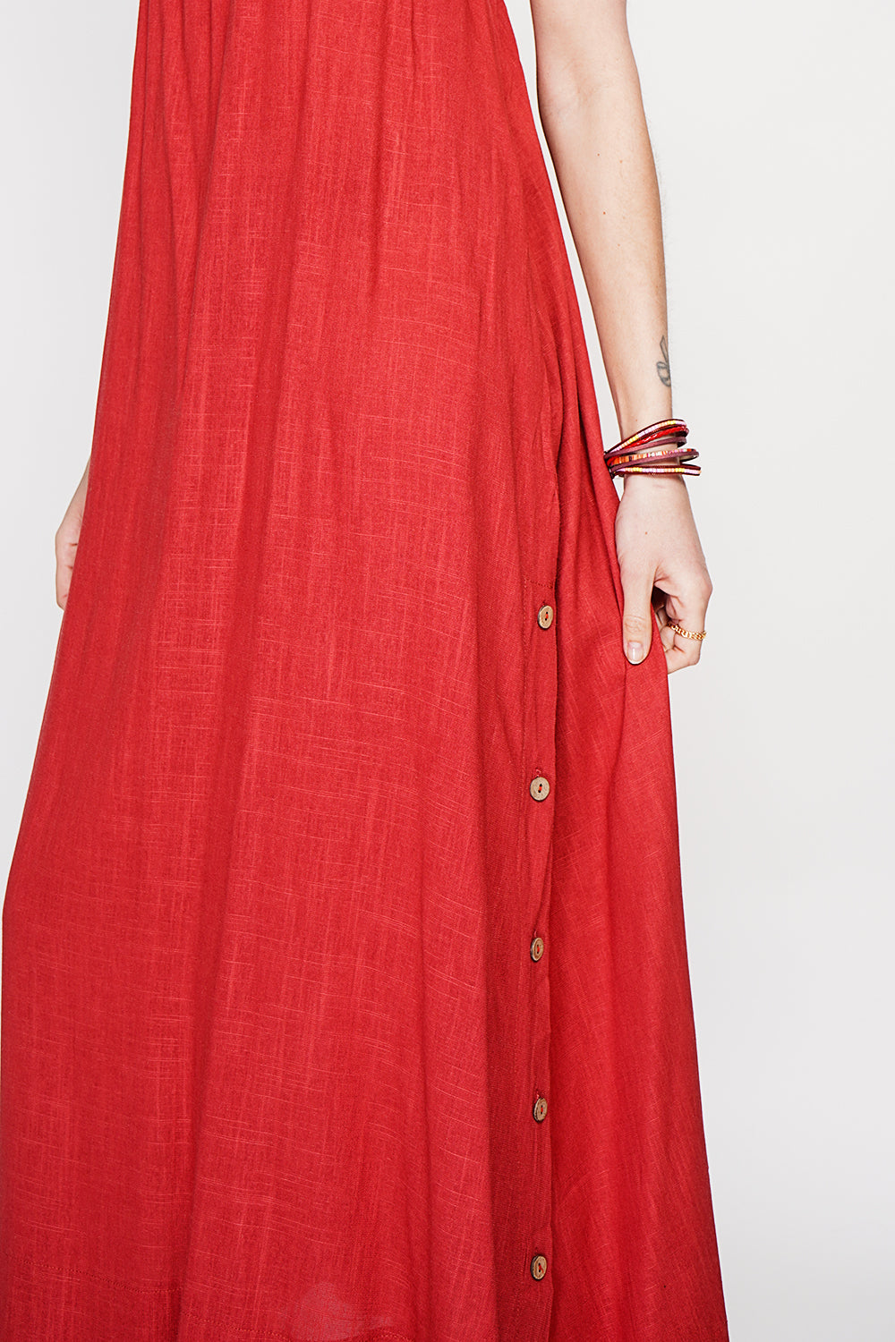 Robe longue à bretelles boutonnée sur les côtés – Rouge – Le Jardin du Lin