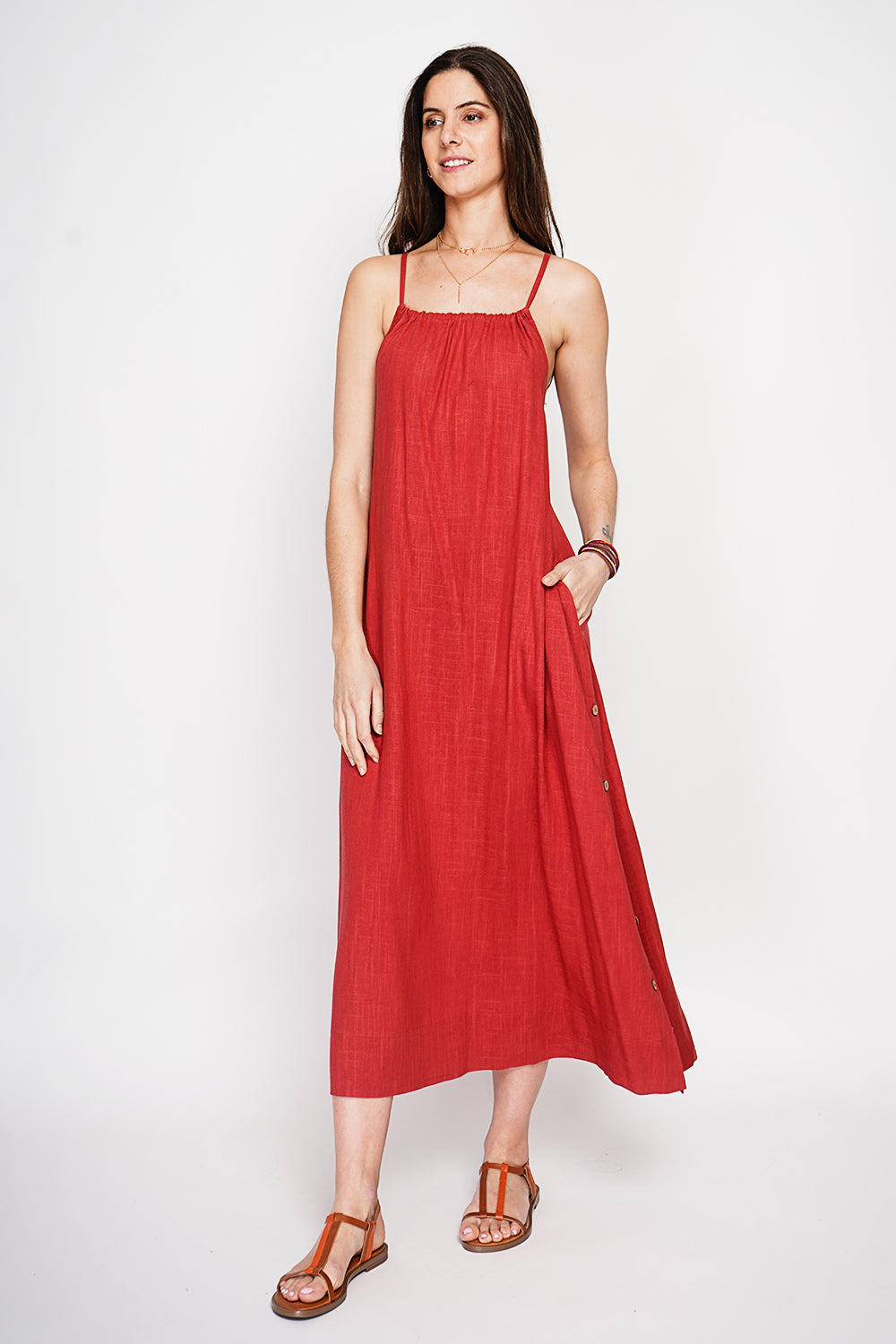 Robe longue à bretelles boutonnée sur les côtés – Rouge – Le Jardin du Lin