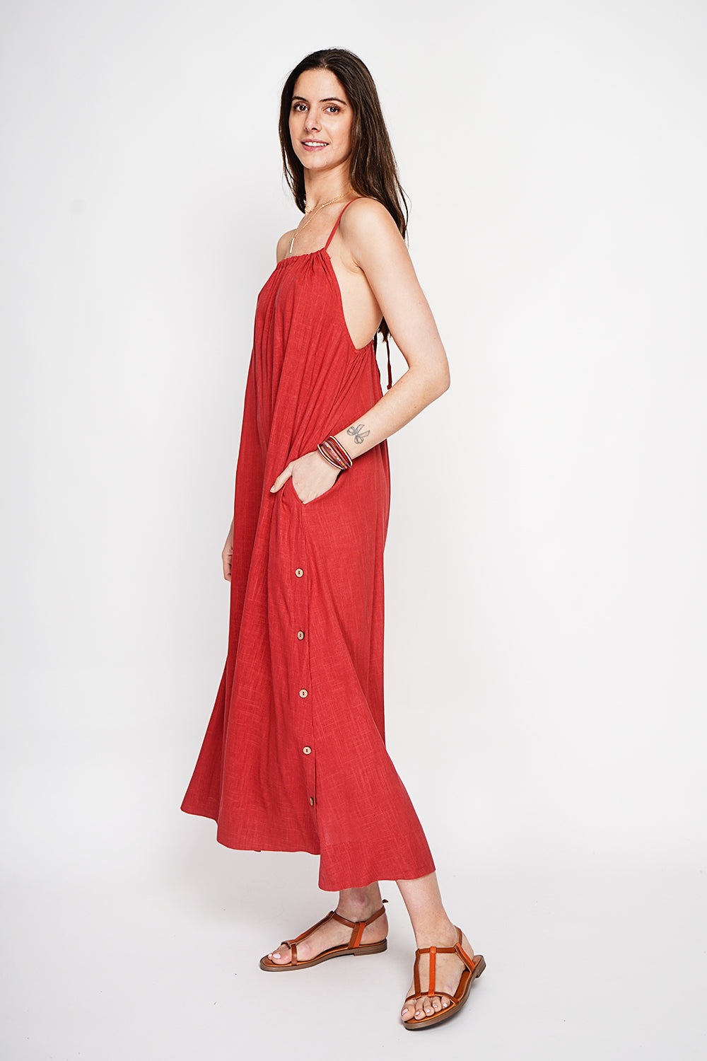 Robe longue à bretelles boutonnée sur les côtés – Rouge – Le Jardin du Lin