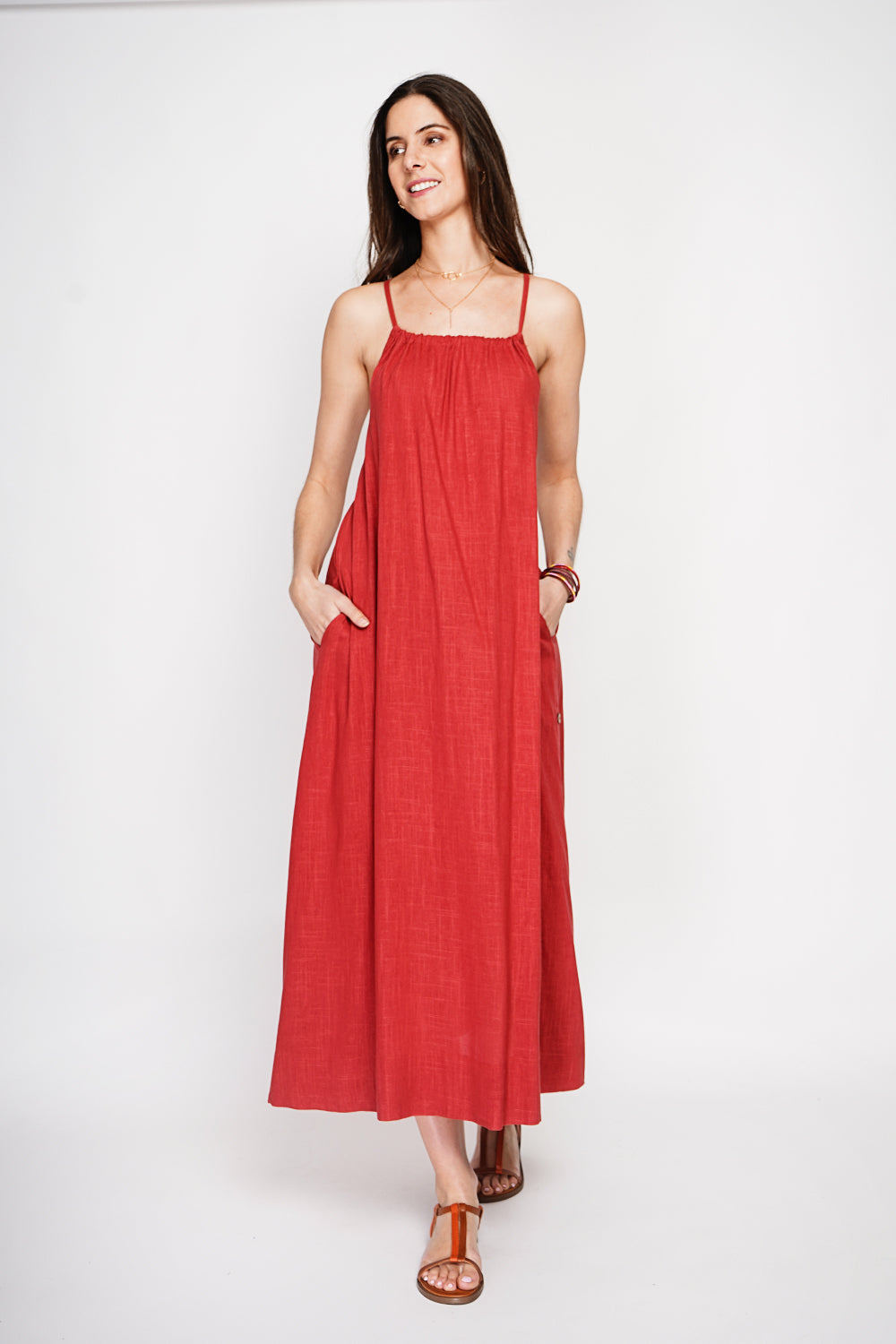 Robe longue à bretelles boutonnée sur les côtés – Rouge – Le Jardin du Lin