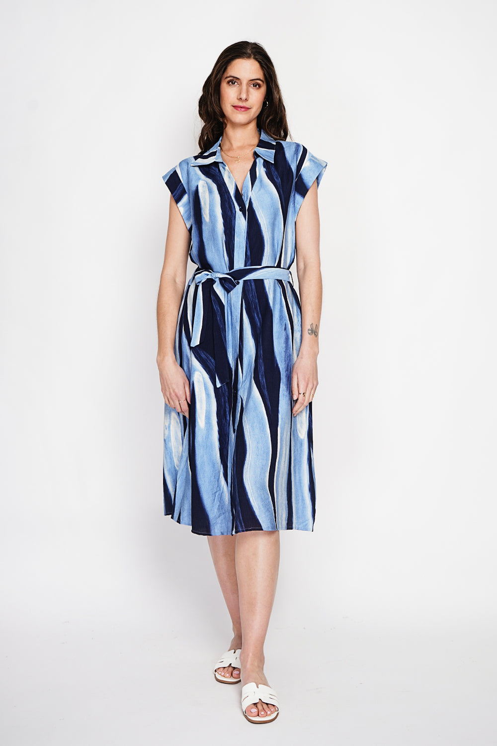 Robe chemise imprimée boutonnée devant avec ceinture – Bleu jean – Le Jardin du Lin