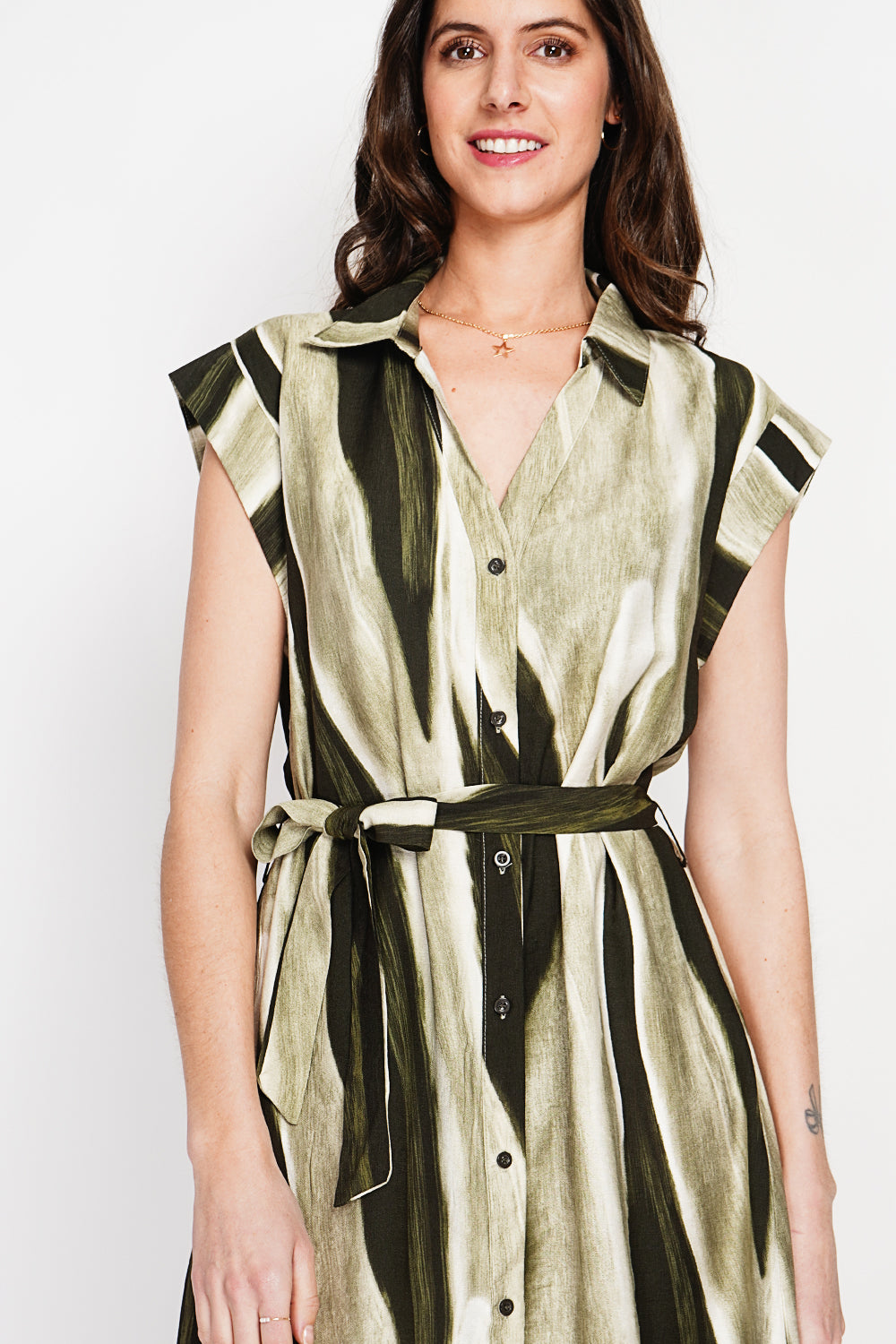 Robe chemise imprimée boutonnée devant avec ceinture – Kaki – Le Jardin du Lin