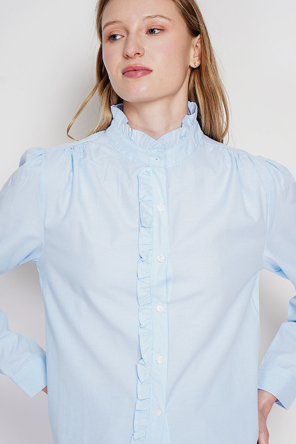 Chemise rayée col montant boutonnée, manches longues – Bleu ciel – Le Jardin du Lin