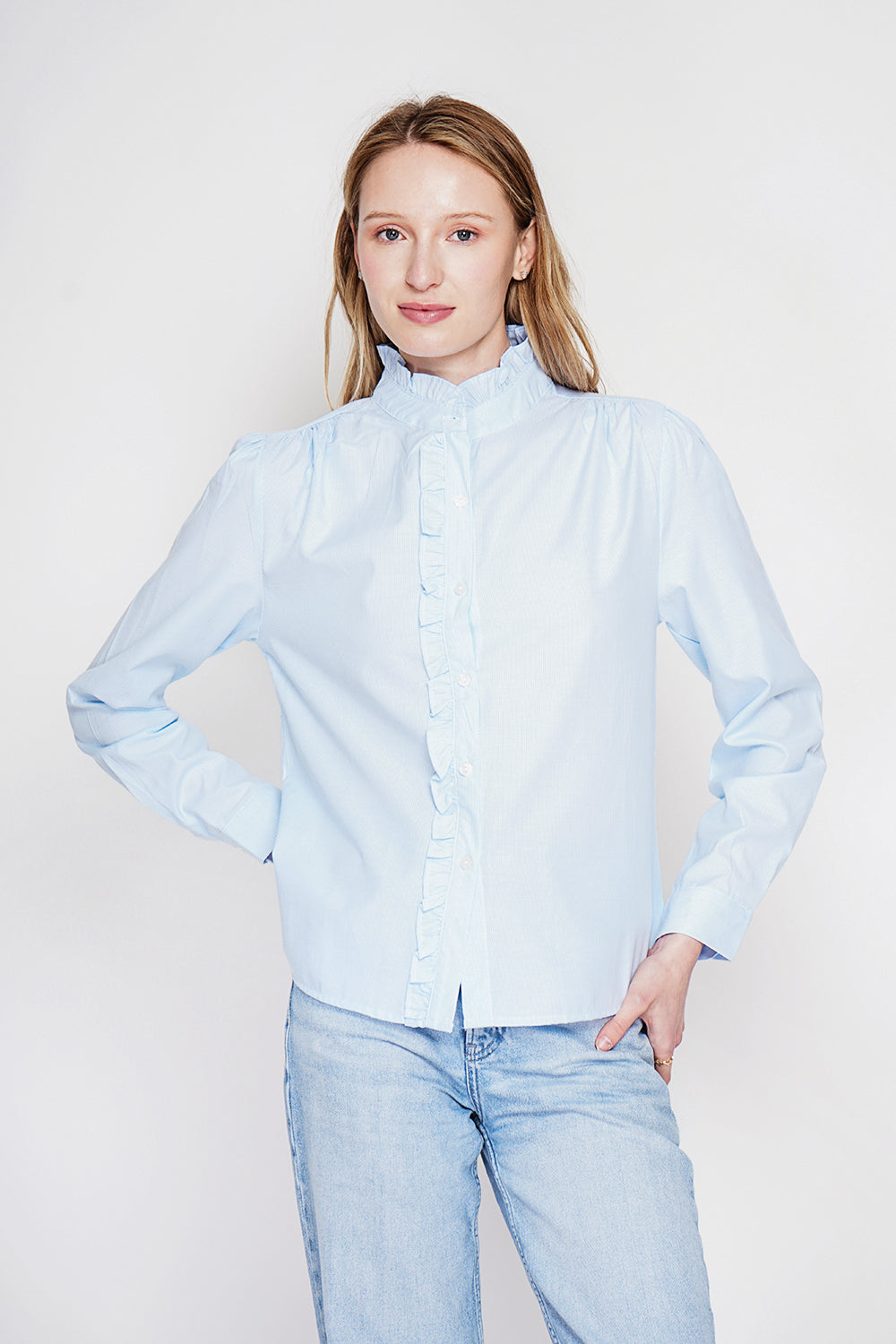 Chemise rayée col montant boutonnée, manches longues – Bleu ciel – Le Jardin du Lin