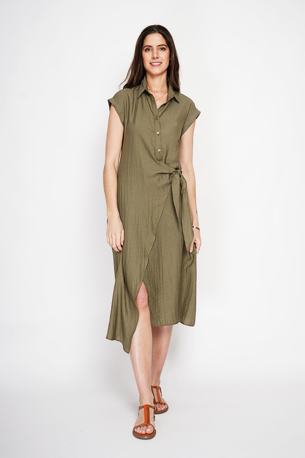 Robe longue col chemise boutonnée devant coupe évasée – Kaki – Le Jardin du Lin