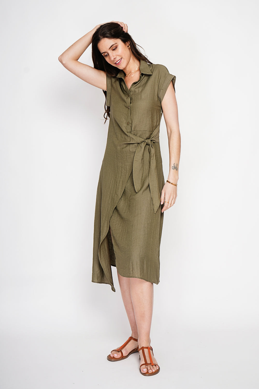 Robe longue col chemise boutonnée devant coupe évasée – Kaki – Le Jardin du Lin