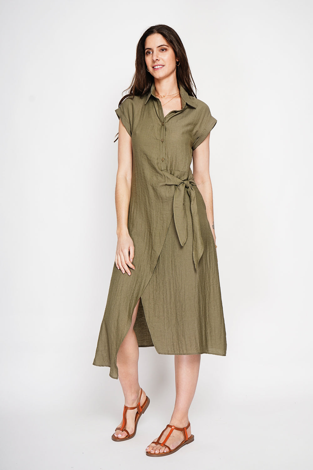 Robe longue col chemise boutonnée devant coupe évasée – Kaki – Le Jardin du Lin