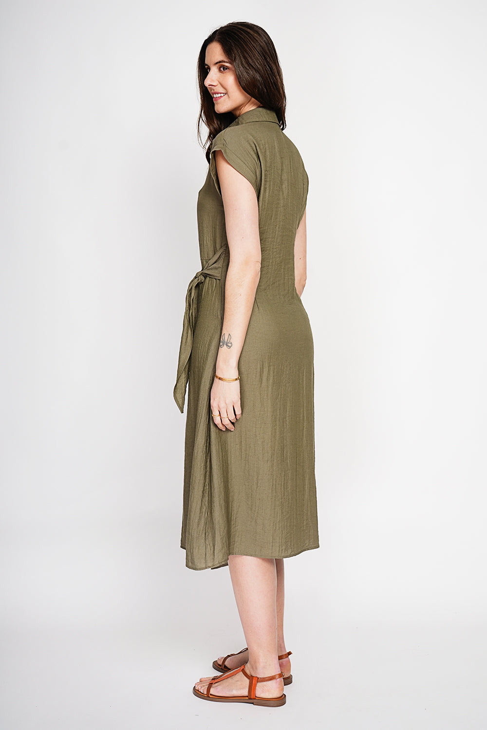 Robe longue col chemise boutonnée devant coupe évasée – Kaki – Le Jardin du Lin
