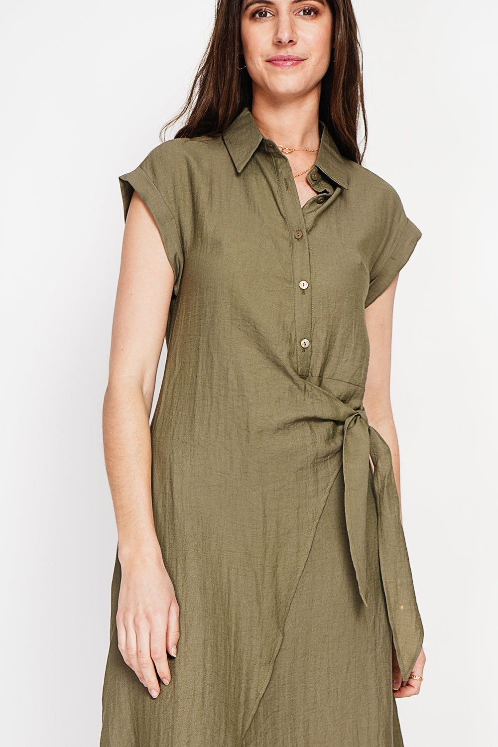 Robe longue col chemise boutonnée devant coupe évasée – Kaki – Le Jardin du Lin