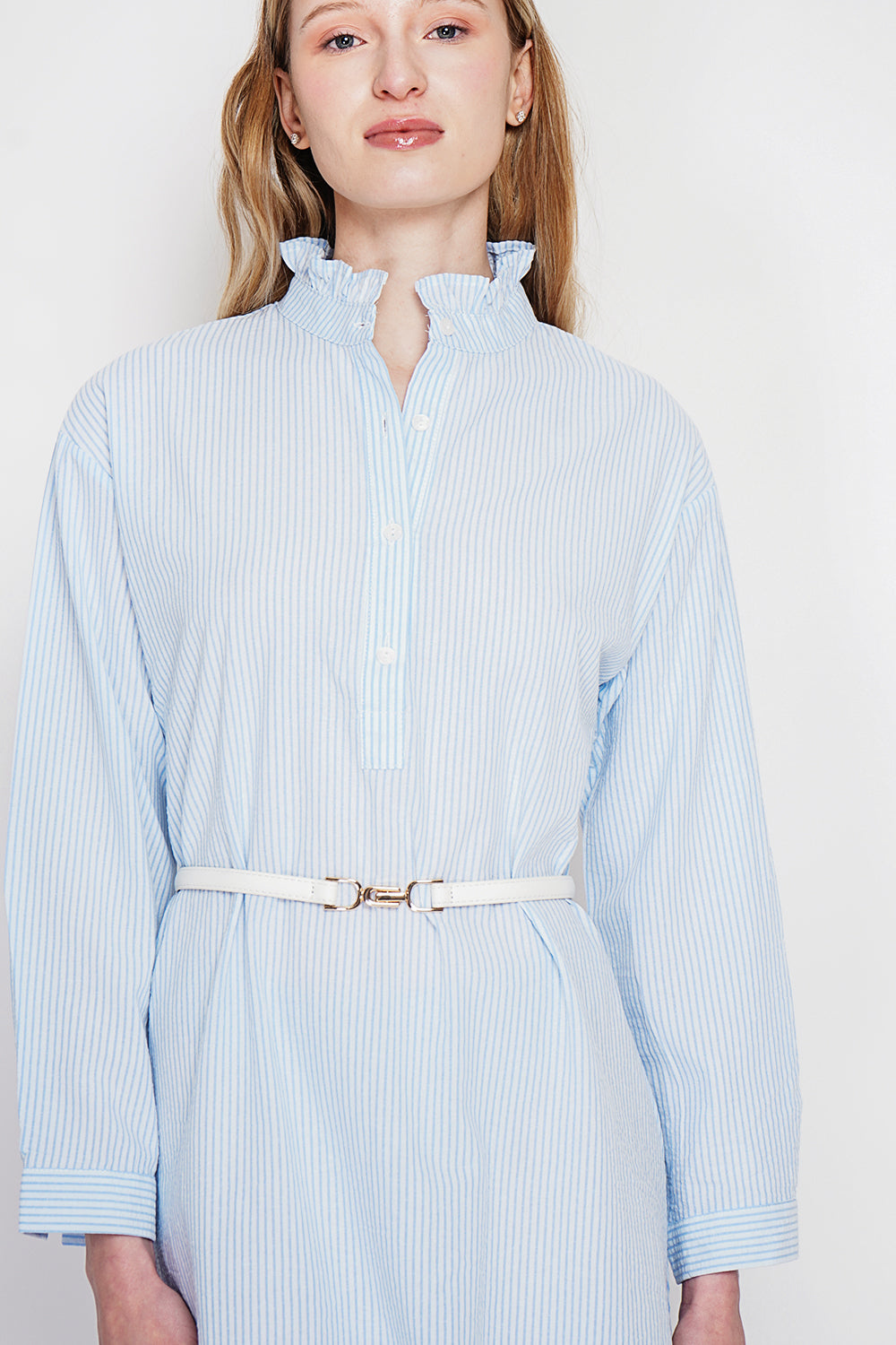 Robe évasée col mao boutonnée, manches longues rayées – Bleu ciel – Le Jardin du Lin