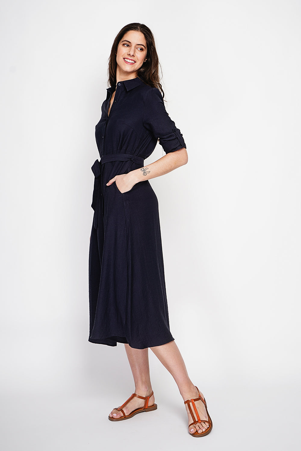 Robe chemise boutonnée devant à manches longues avec ceinture – Bleu marine – Le Jardin du Lin
