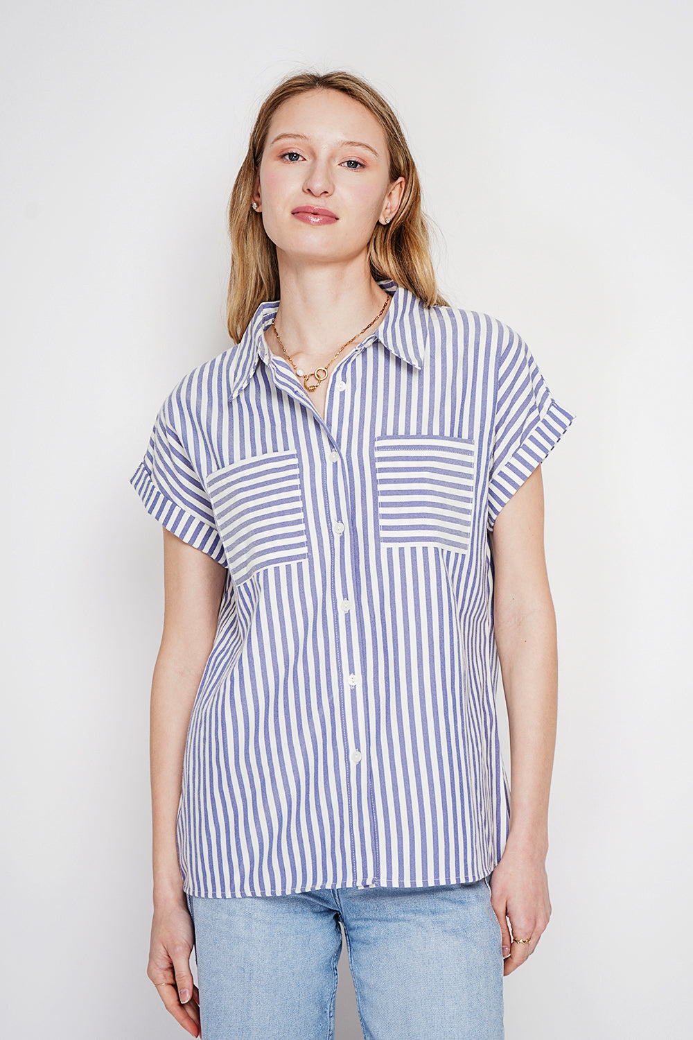 Chemise rayée boutonnée, manches courtes – Bleu ciel – Le Jardin du Lin