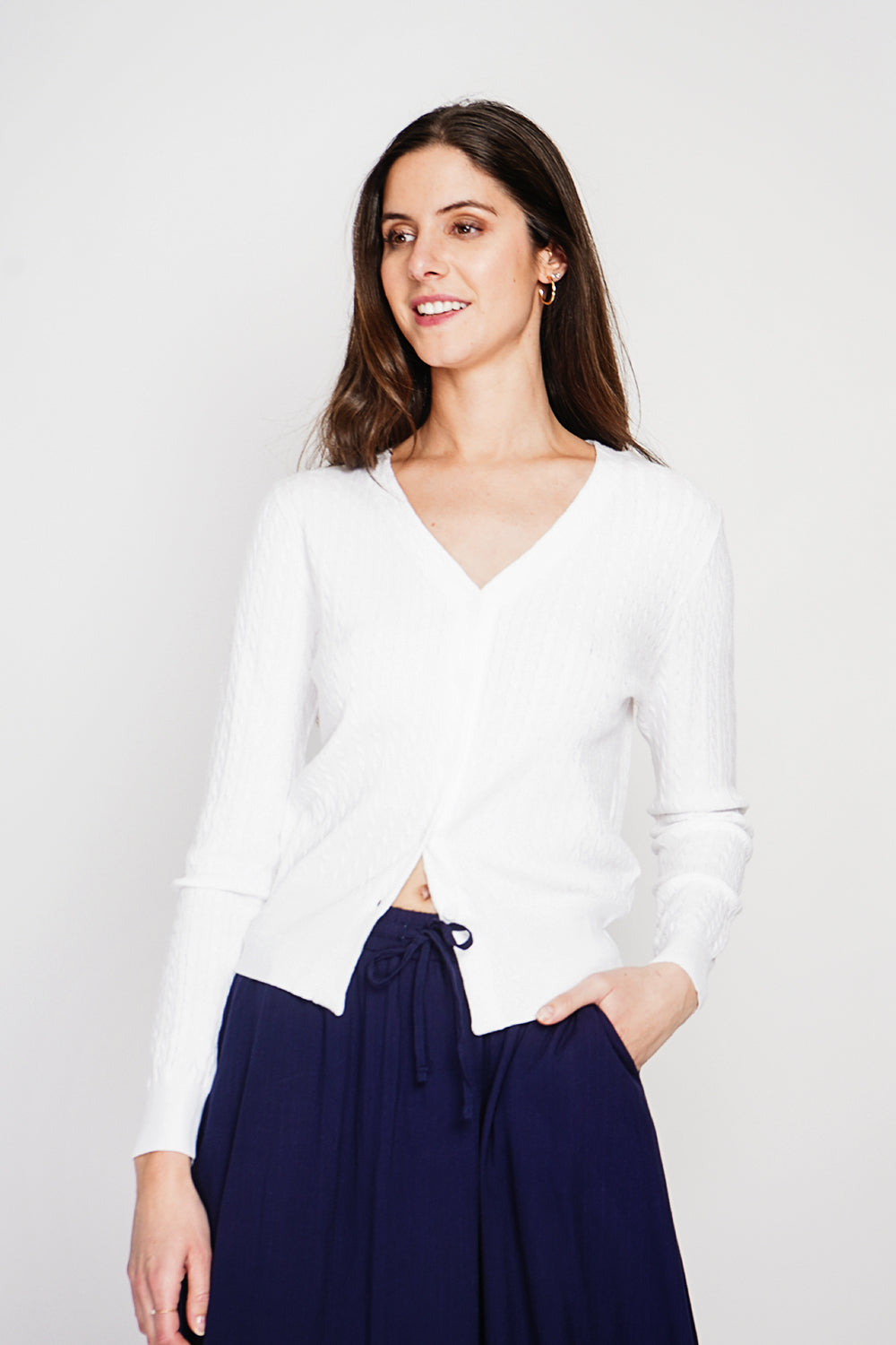 Gilet col V boutonné torsadé, manches longues – Blanc – Le Jardin du Lin