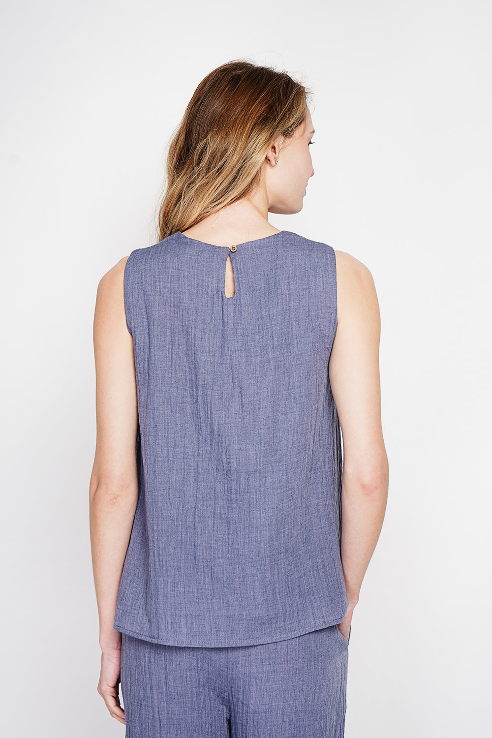 Top col rond bouton au dos – Bleu jean – Le Jardin du Lin