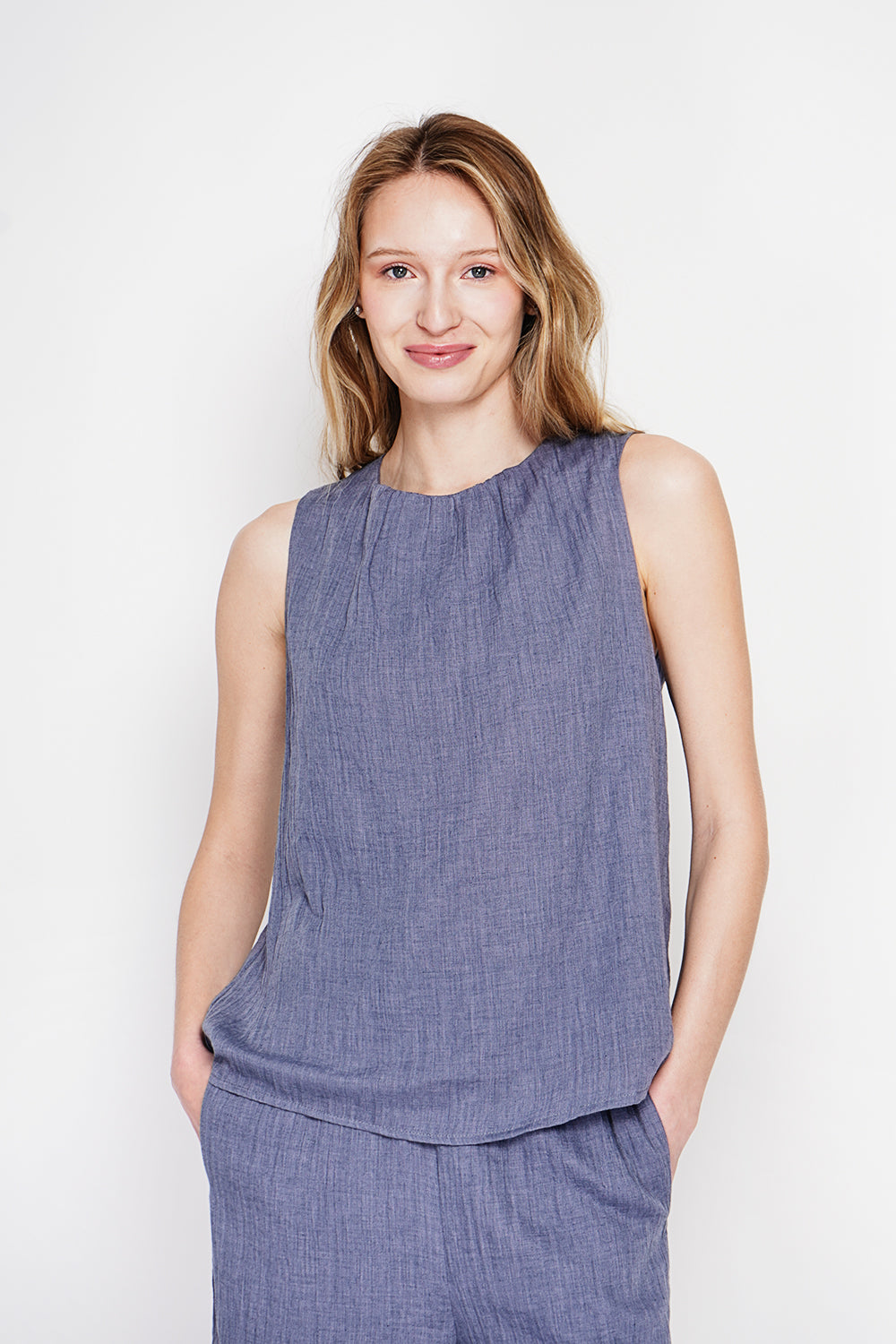 Top col rond bouton au dos – Bleu jean – Le Jardin du Lin