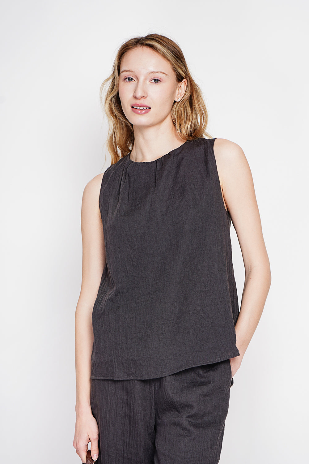 Top col rond bouton au dos – Noir – Le Jardin du Lin