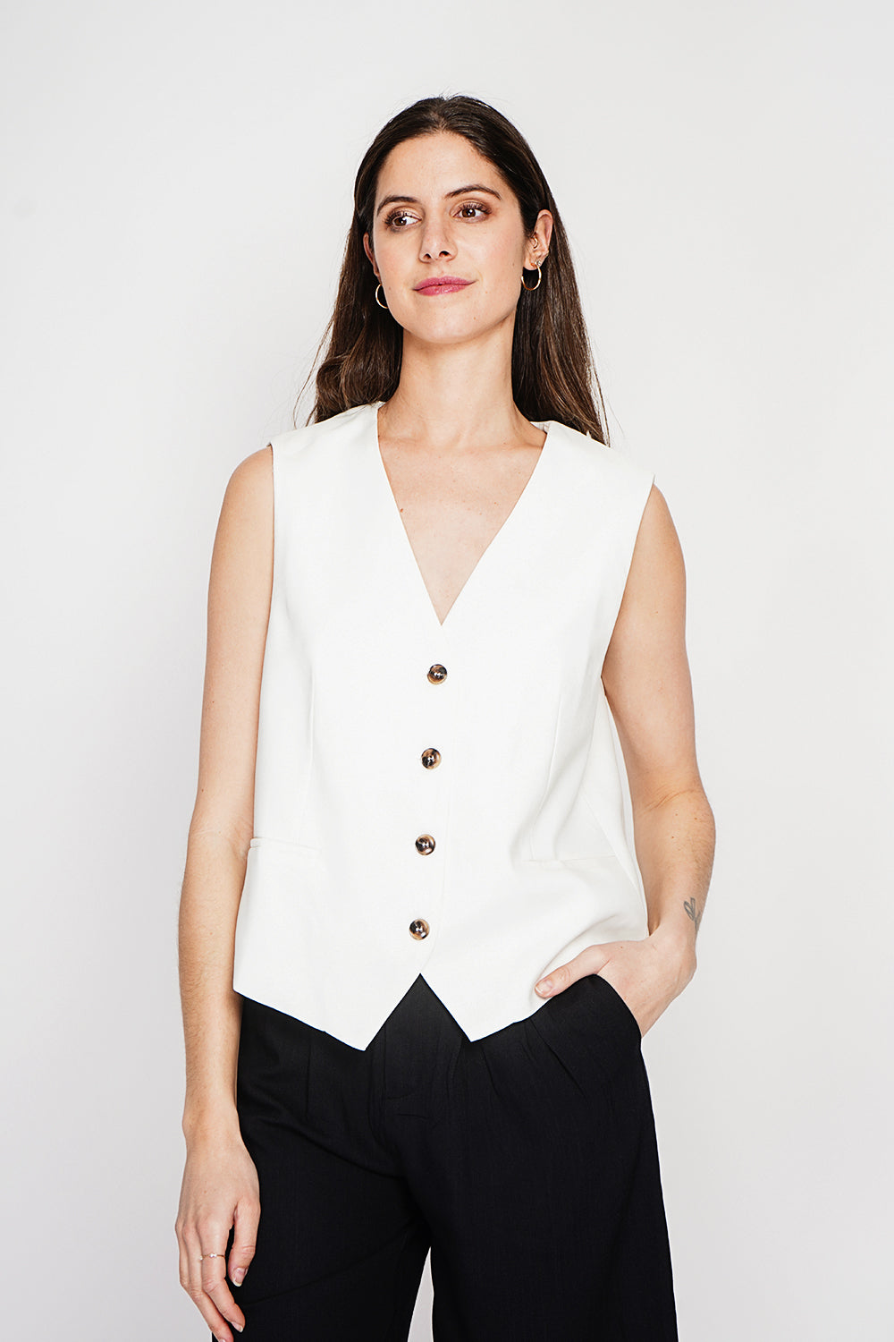 Gilet de costume court sans manches en lin doublé – Blanc cassé – Le Jardin du Lin