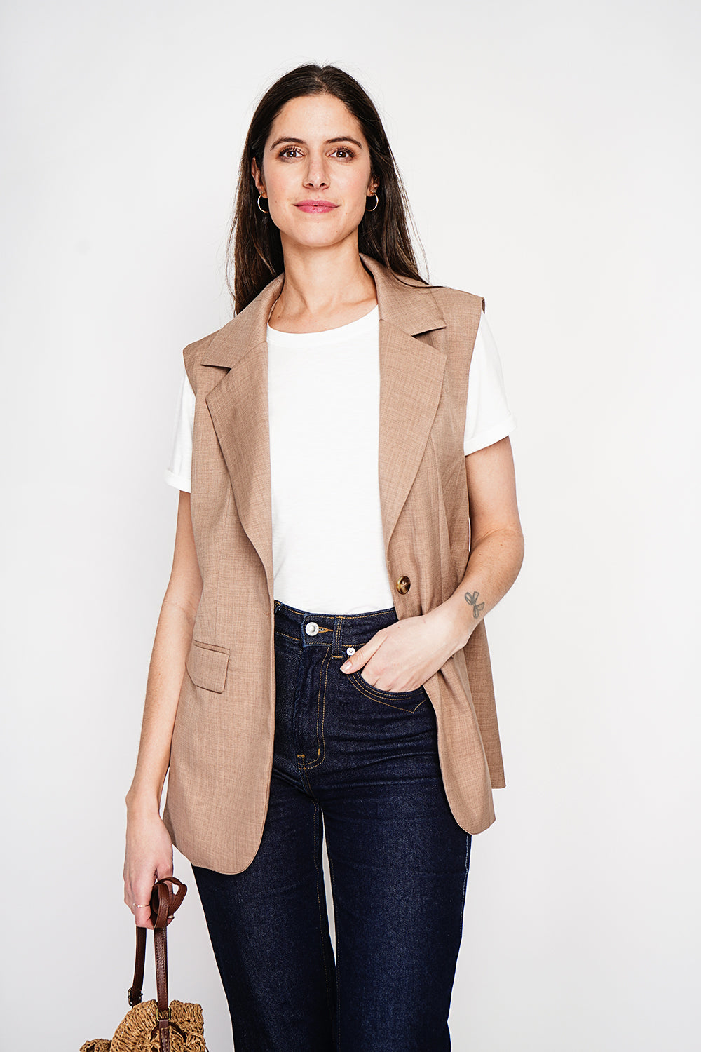 Gilet cintré en lin sans manches avec poches rabat – Camel – Le Jardin du Lin
