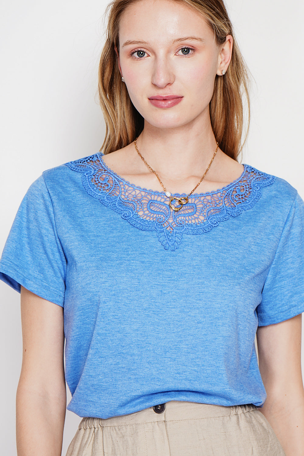 T-shirt col rond manches courtes en dentelle – Bleu azur – Le Jardin du Lin