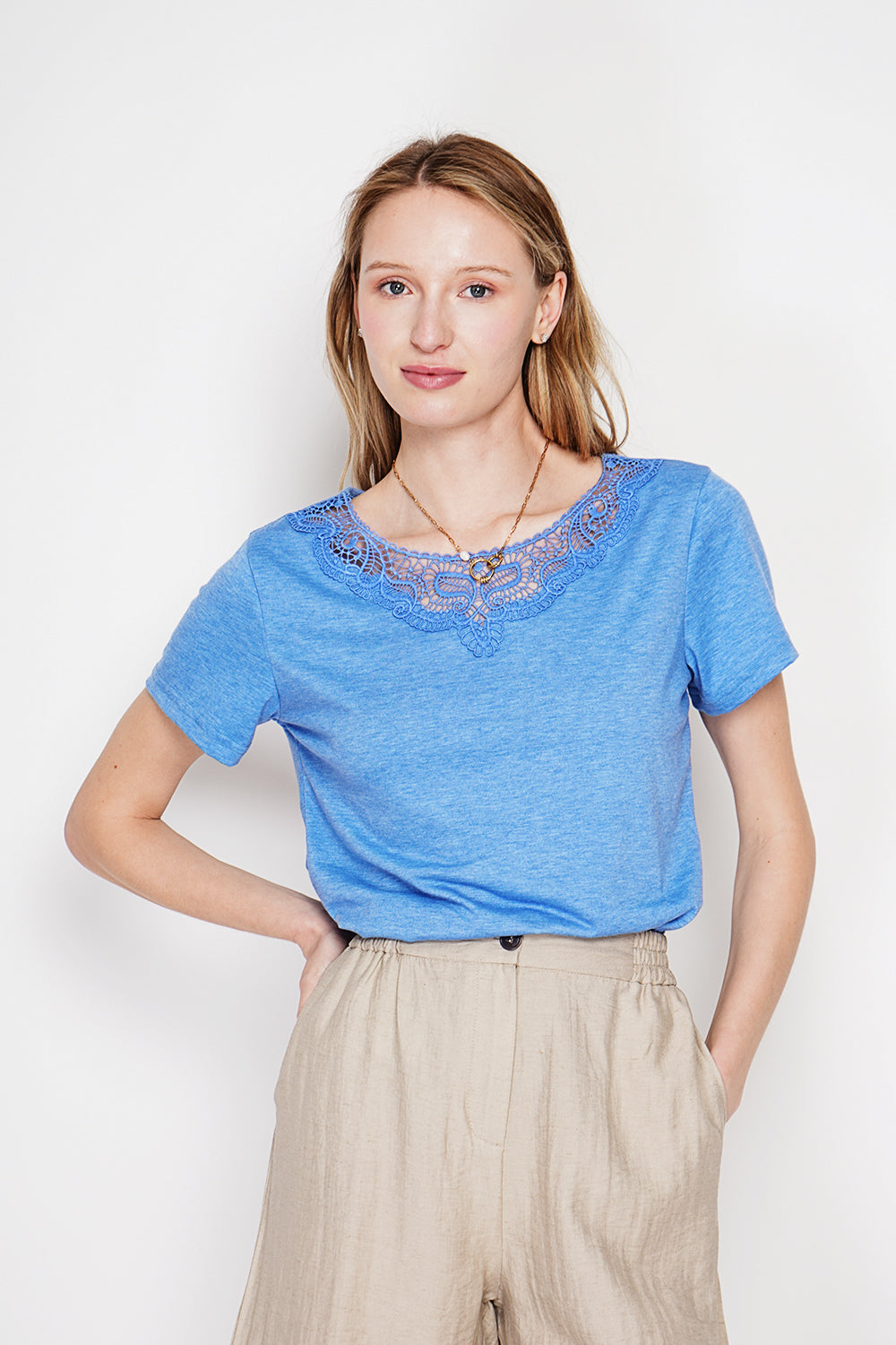 T-shirt col rond manches courtes en dentelle – Bleu azur – Le Jardin du Lin
