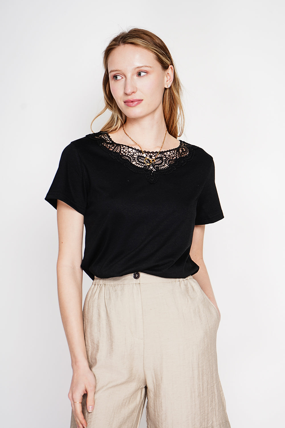 T-shirt col rond manches courtes en dentelle – Noir – Le Jardin du Lin