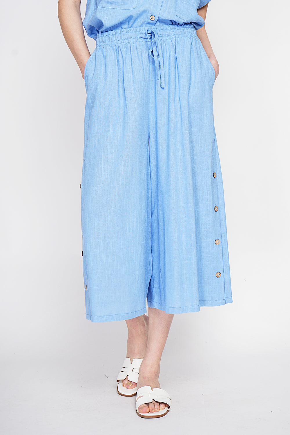 Pantalon coupe jupe, poches latérales, boutonné sur les côtés – Bleu azur – Le Jardin du Lin