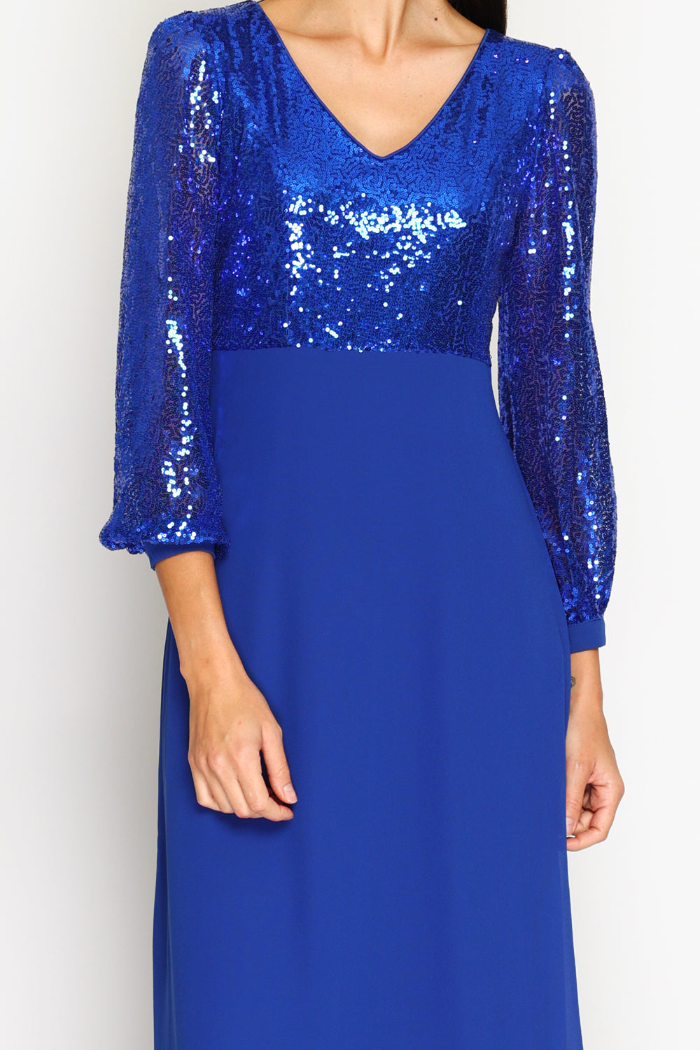 V-neck trapeze dress with slightly balloon-length sleeves with sequins