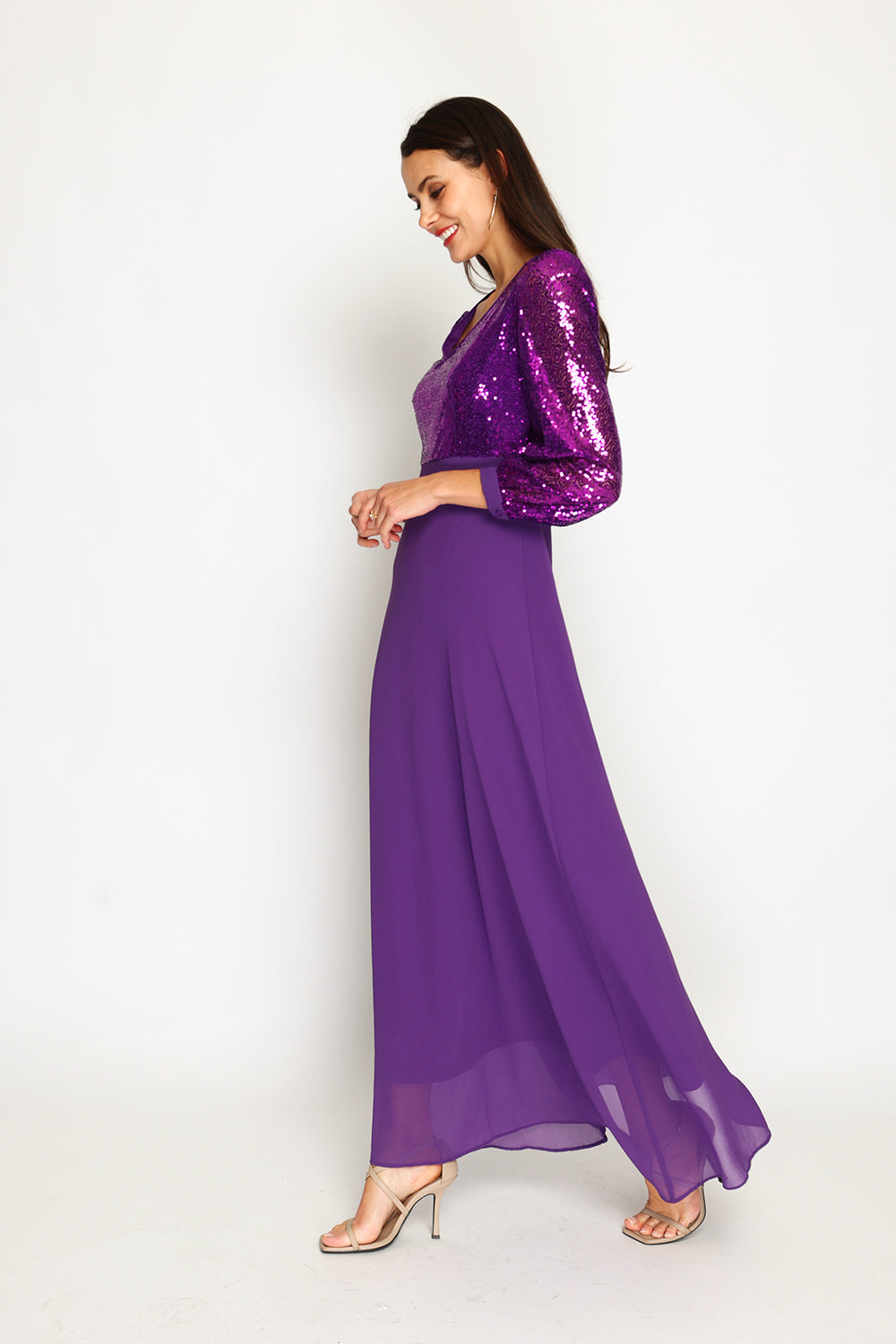 V-neck trapeze dress with slightly balloon-length sleeves with sequins