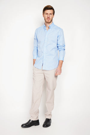 Straight cut shirt with classic collar and rounded cuff with two buttons