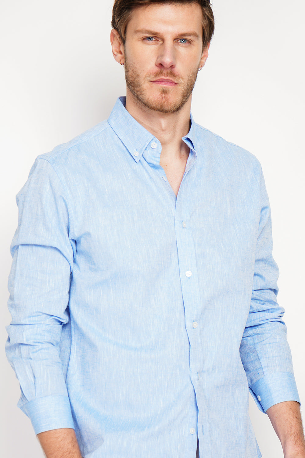 Straight cut shirt with classic collar and rounded cuff with two buttons