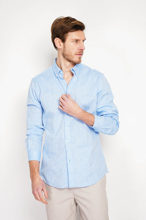 Straight cut shirt with classic collar and rounded cuff with two buttons