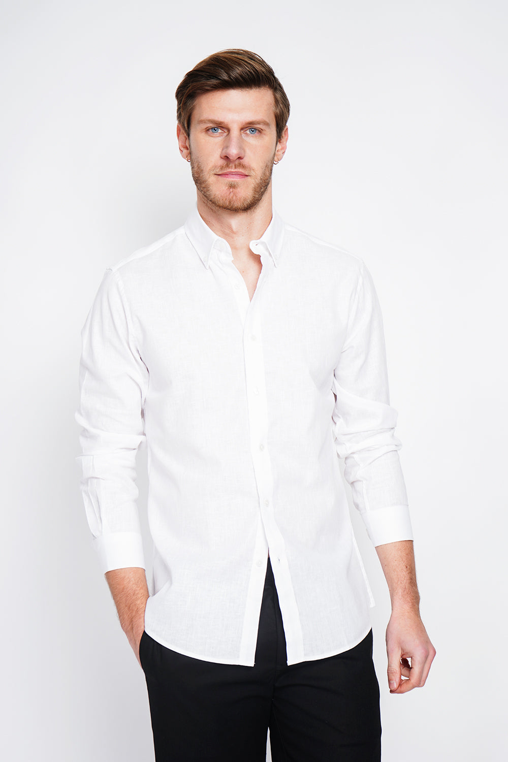 Straight cut shirt with classic collar and rounded cuff with two buttons