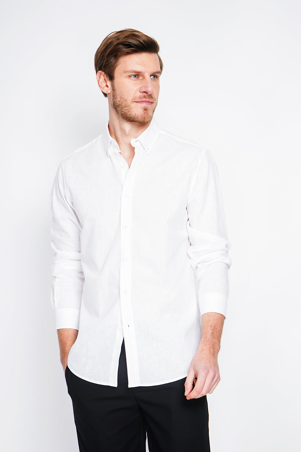 Straight cut shirt with classic collar and rounded cuff with two buttons