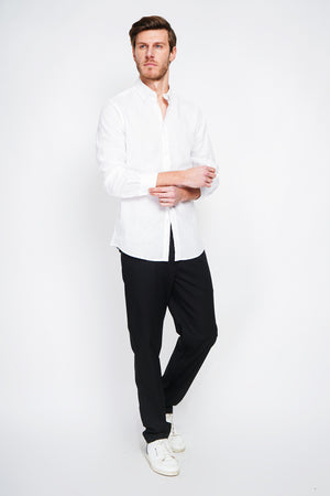 Straight cut shirt with classic collar and rounded cuff with two buttons