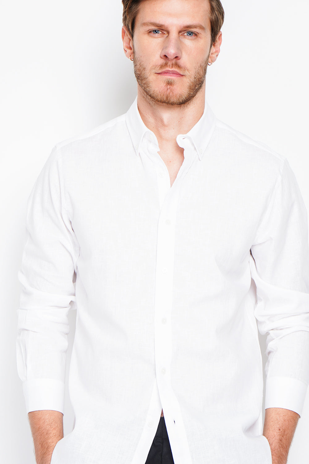 Straight cut shirt with classic collar and rounded cuff with two buttons