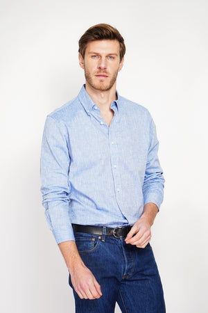 Straight cut shirt with classic collar and rounded cuff with two buttons