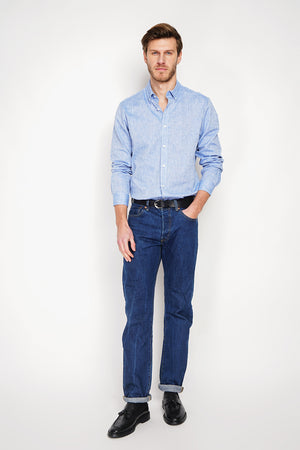 Straight cut shirt with classic collar and rounded cuff with two buttons