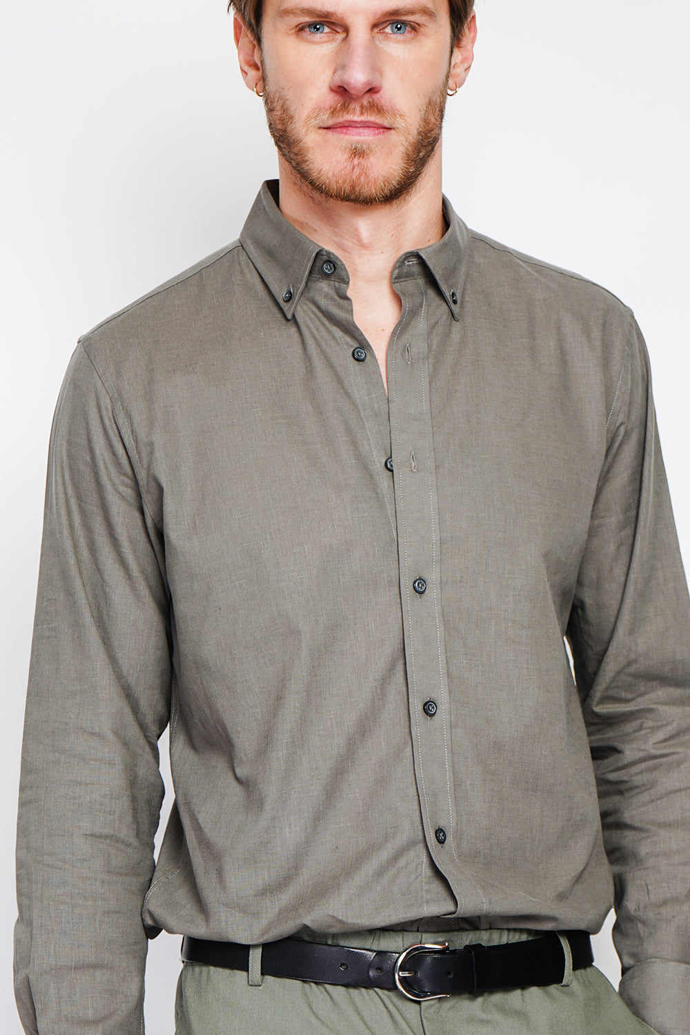 Straight cut shirt with classic collar and rounded cuff with two buttons