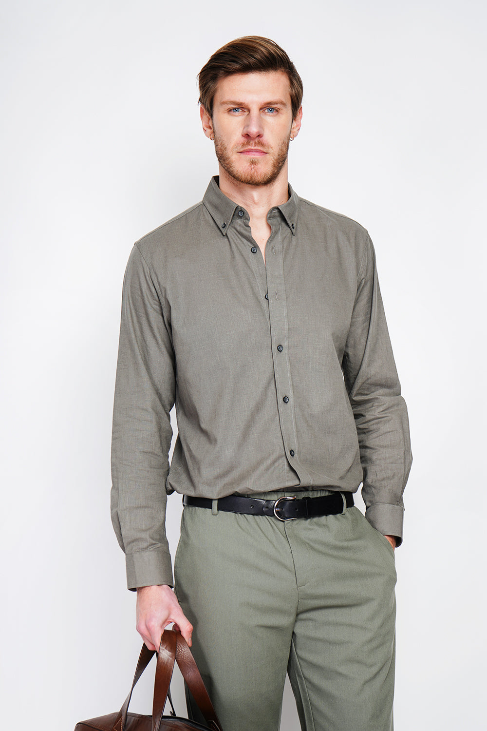 Straight cut shirt with classic collar and rounded cuff with two buttons