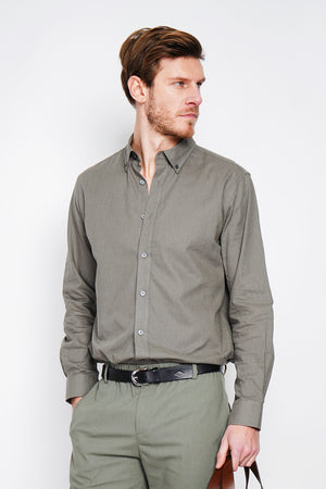 Straight cut shirt with classic collar and rounded cuff with two buttons