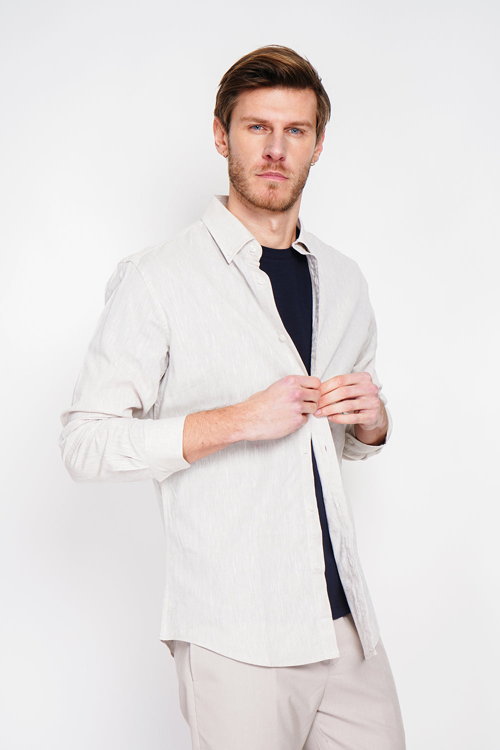 Straight cut shirt with classic collar and rounded cuff with two buttons