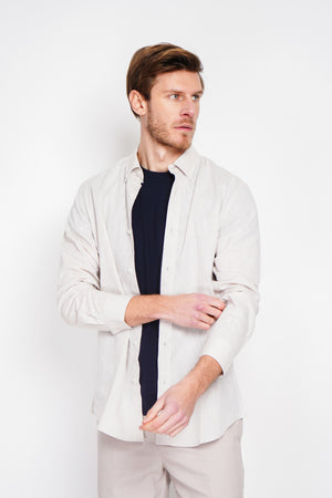 Straight cut shirt with classic collar and rounded cuff with two buttons