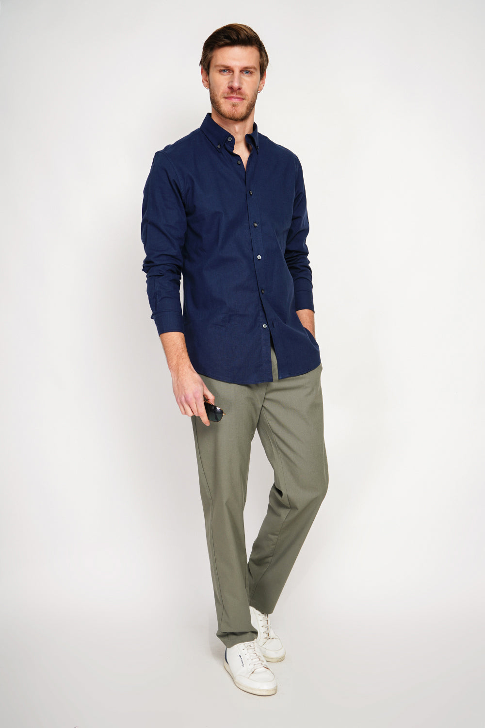 Straight cut shirt with classic collar and rounded cuff with two buttons