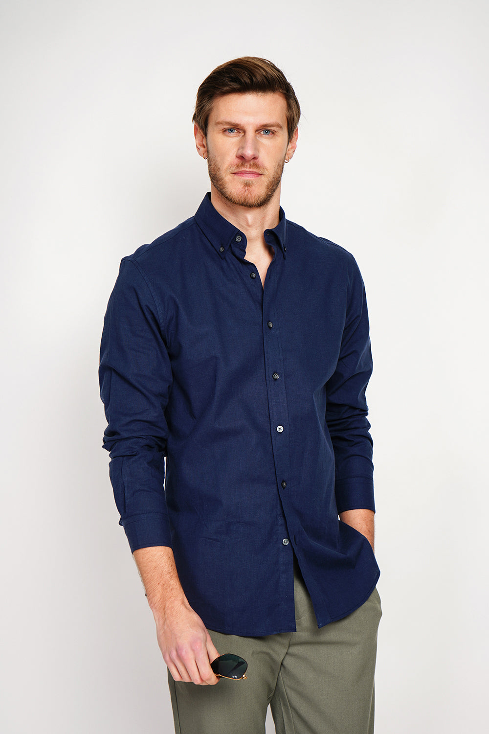 Straight cut shirt with classic collar and rounded cuff with two buttons