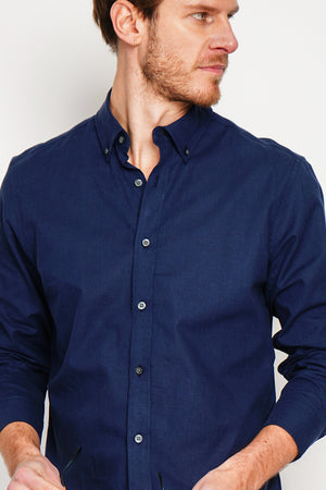 Straight cut shirt with classic collar and rounded cuff with two buttons