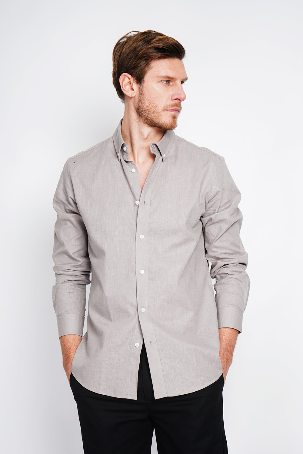 Straight cut shirt with classic collar and rounded cuff with two buttons