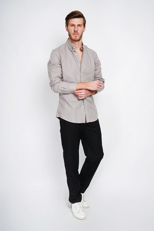 Straight cut shirt with classic collar and rounded cuff with two buttons