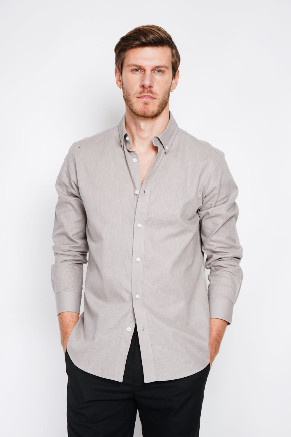 Straight cut shirt with classic collar and rounded cuff with two buttons